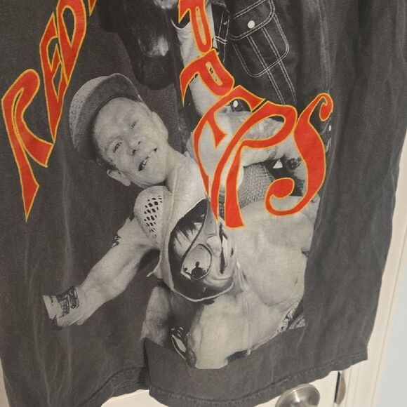 Red Hot Chili Peppers Graphic T-Shirt - Size Small Mens - Picture 4 of 9